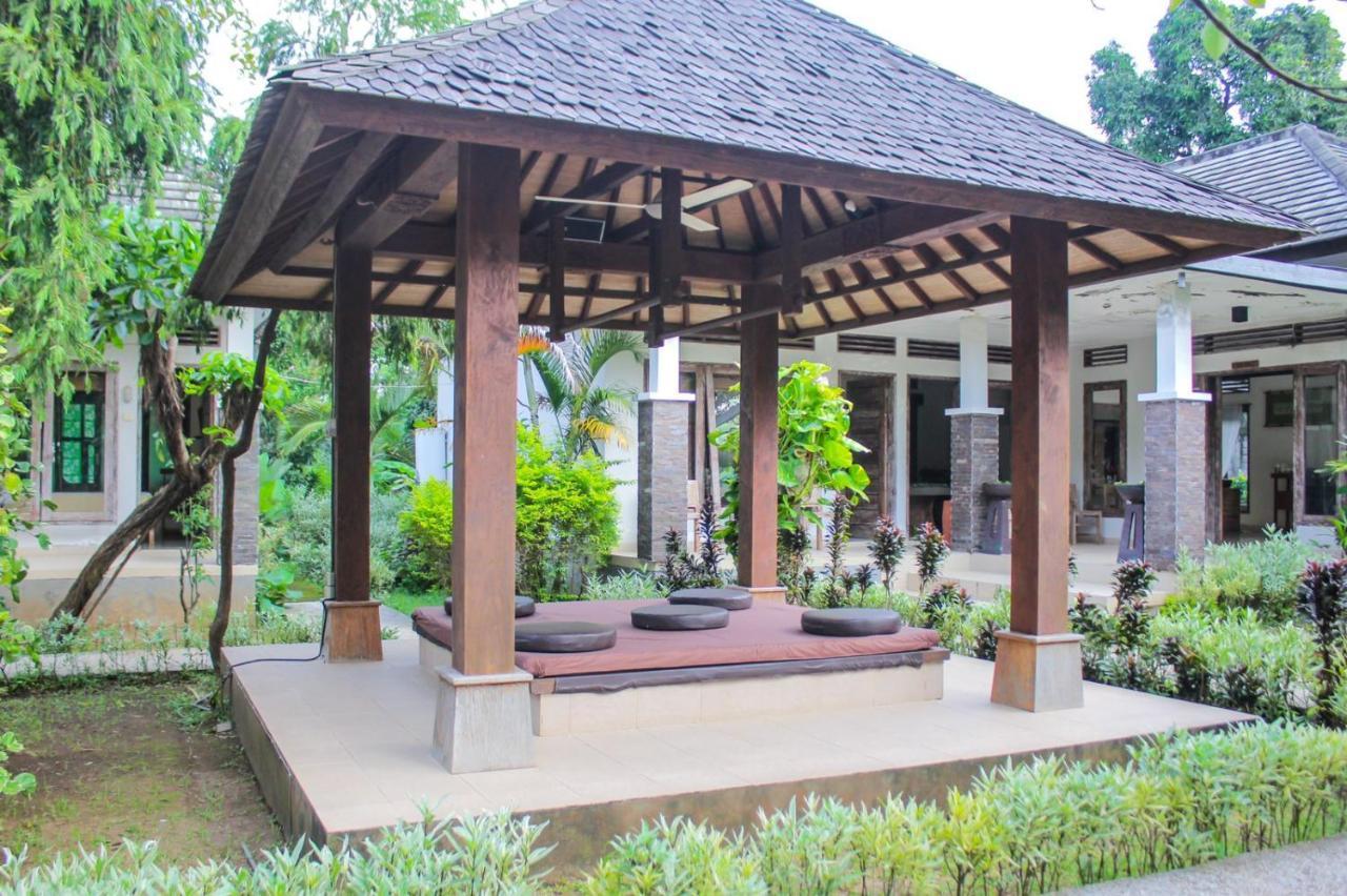 Araminth Guest House And Spa Lovina Beach Extérieur photo